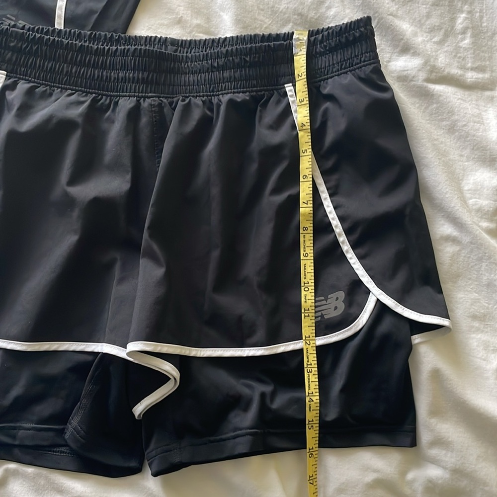 [New Balance] 2-in-1 Black Athletic Shorts with Compression Layer x2 - Picture 6 of 7